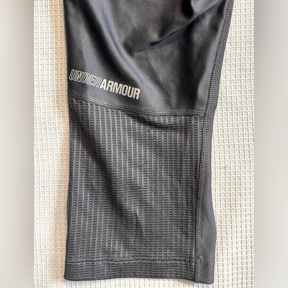Under Armour Gray and Black Cropped Leggings Women’s Size Large - Picture 8 of 11
